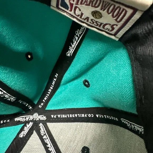 Mitchell & Ness Teal and Black Vancouver Grizzlies Embroidered Snapback - Picture 4 of 7